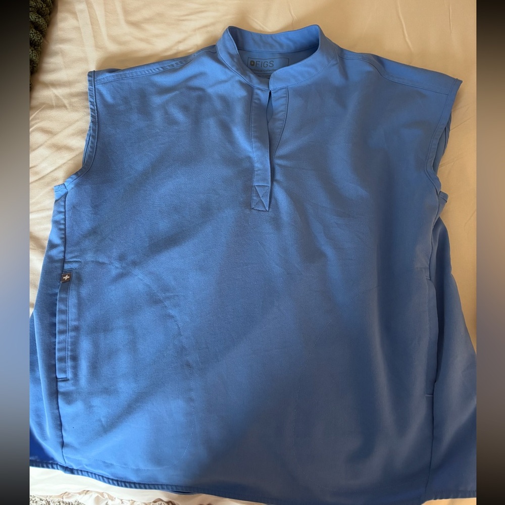 Women’s figs scrub top size medium